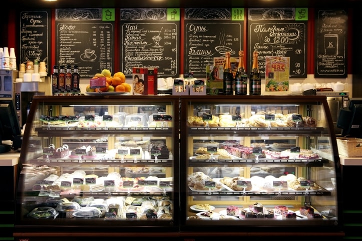 Кондитерские товары в кофейне.