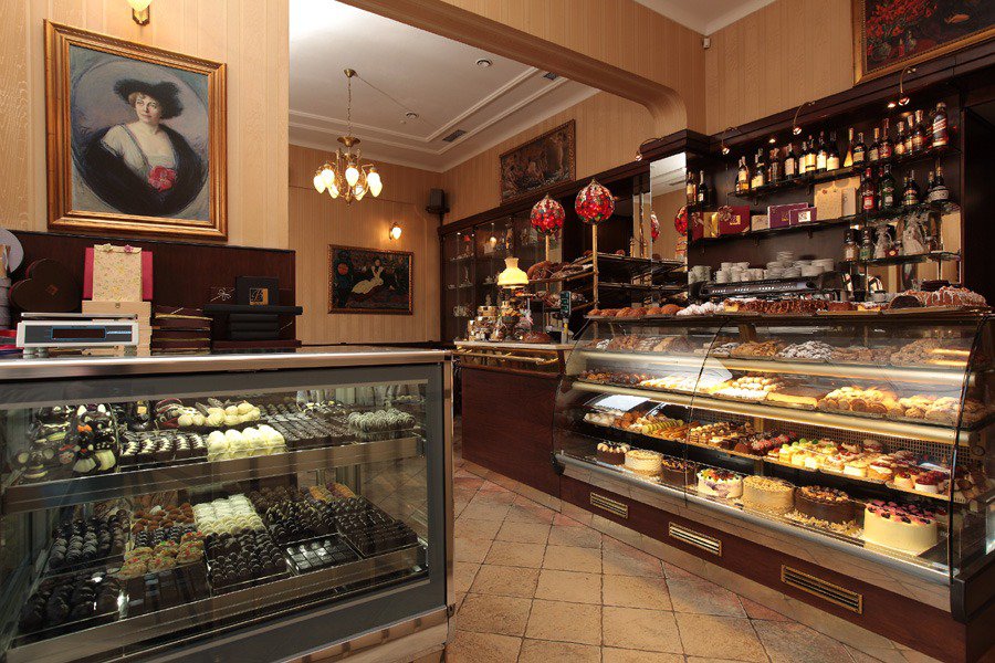 Витрина с кондитерской выпечкой.